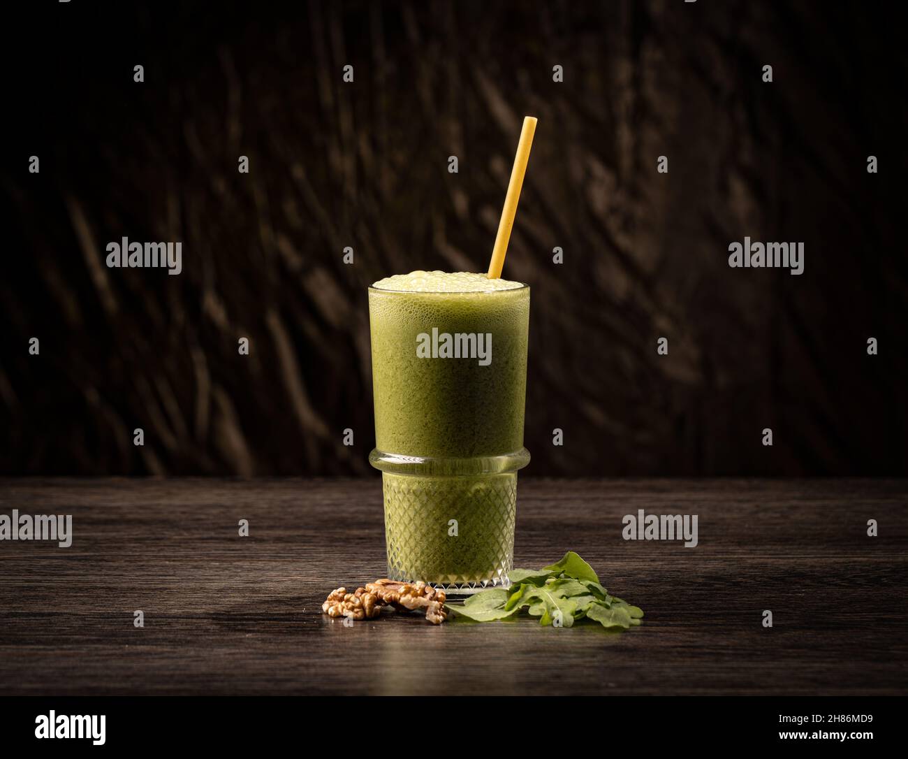 Frullato verde con aragula, noci e succo di mela Foto Stock