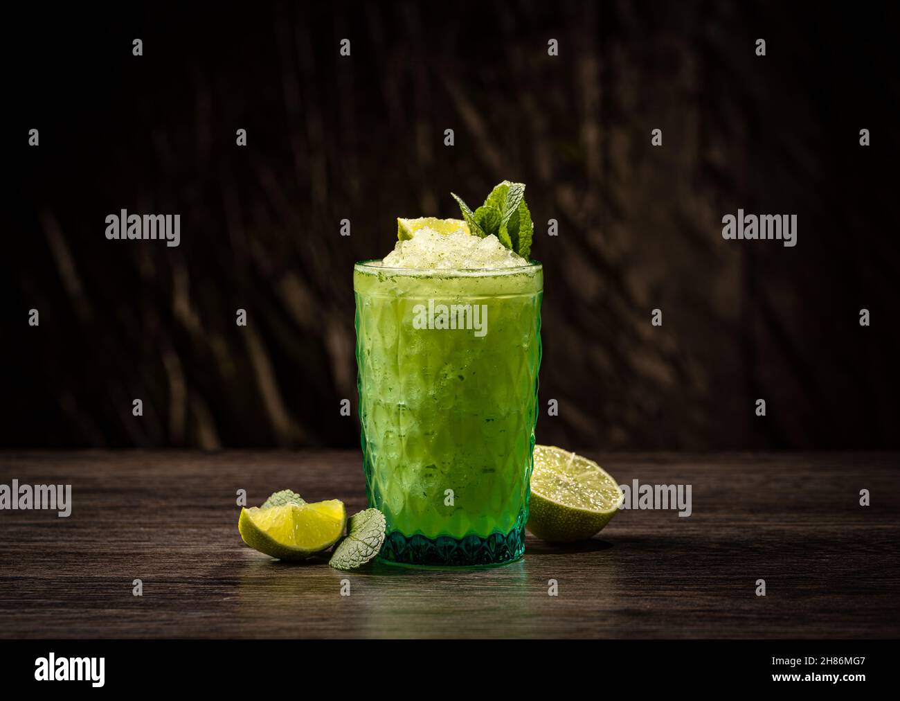 Succo di lime fresco con menta verde e ghiaccio tritato nel bicchiere Foto Stock