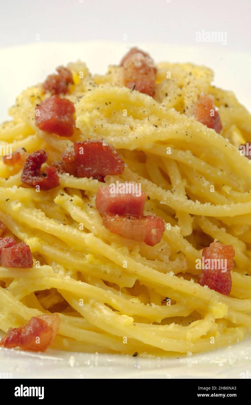 Spaghetti di Carbonara con pancetta e uova Foto Stock