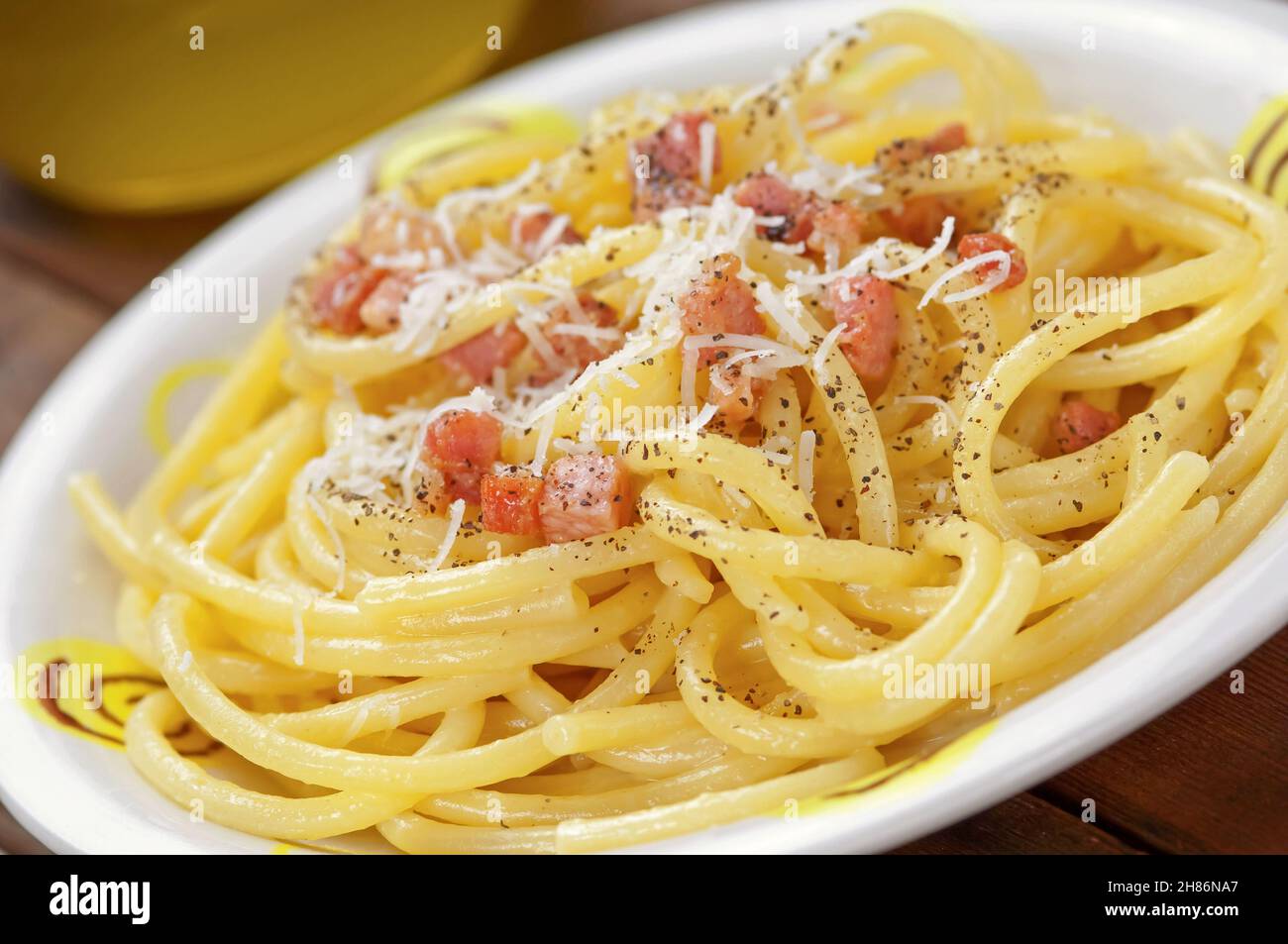 Spaghetti di Carbonara con pancetta e uova Foto Stock