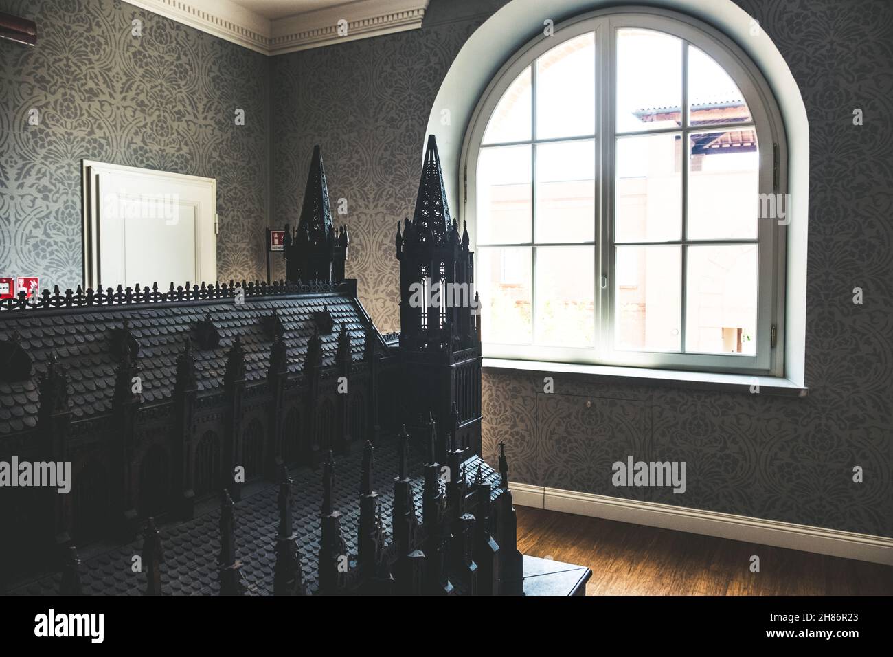 Modello architettonico della chiesa gotica in plastica nera all'interno del museo Labirinto della Masone a Fontanellato - Italia Foto Stock