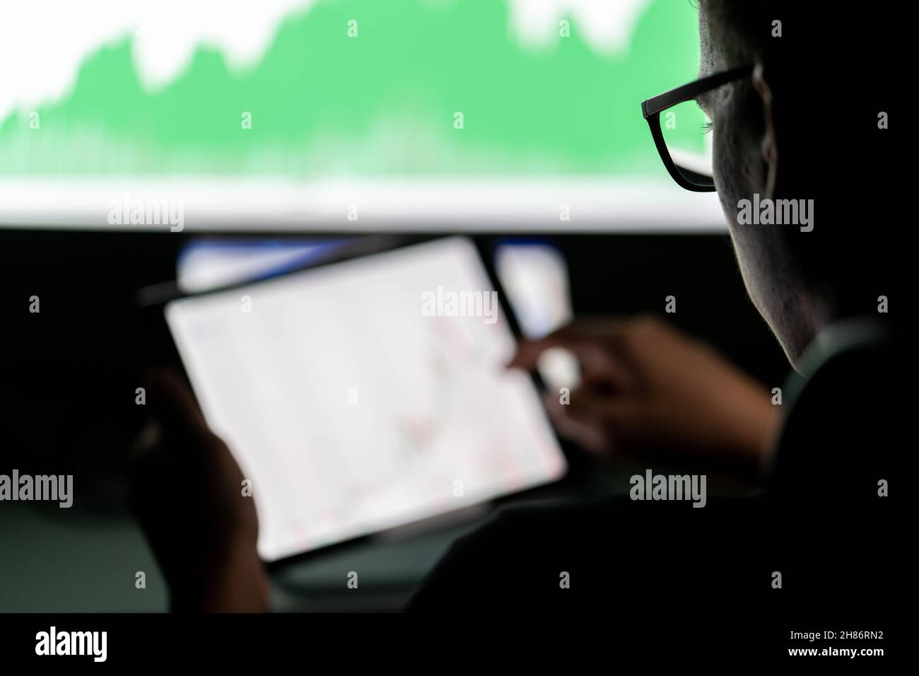 Crypto trader investitore analista guardando lo schermo del computer analisi dei dati del grafico finanziario su pc monitor, pensando al mercato delle borse online . Foto Stock