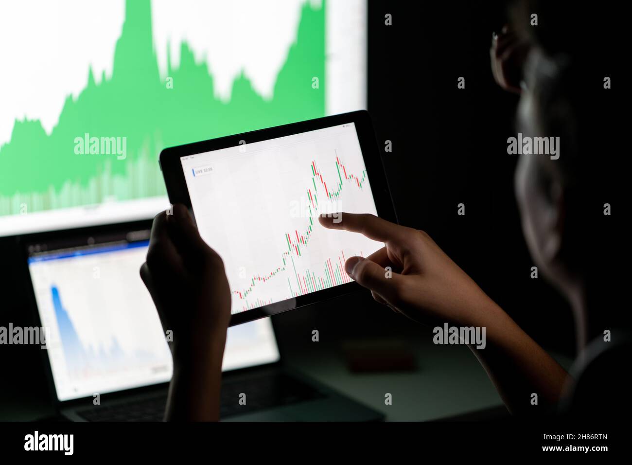Crypto trader investitore analista guardando lo schermo del computer analisi dei dati del grafico finanziario su pc monitor, pensando al mercato delle borse online . Foto Stock