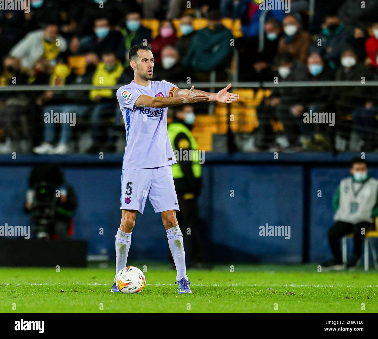 Sergio Busquets del FC Barcelona gestures durante il campionato spagnolo la Liga partita di calcio tra Villarreal CF e FC Barcellona il 27 novembre 2021 allo stadio Ceramica di Valencia, Spagna - Foto: Ivan Terron/DPPI/LiveMedia Foto Stock