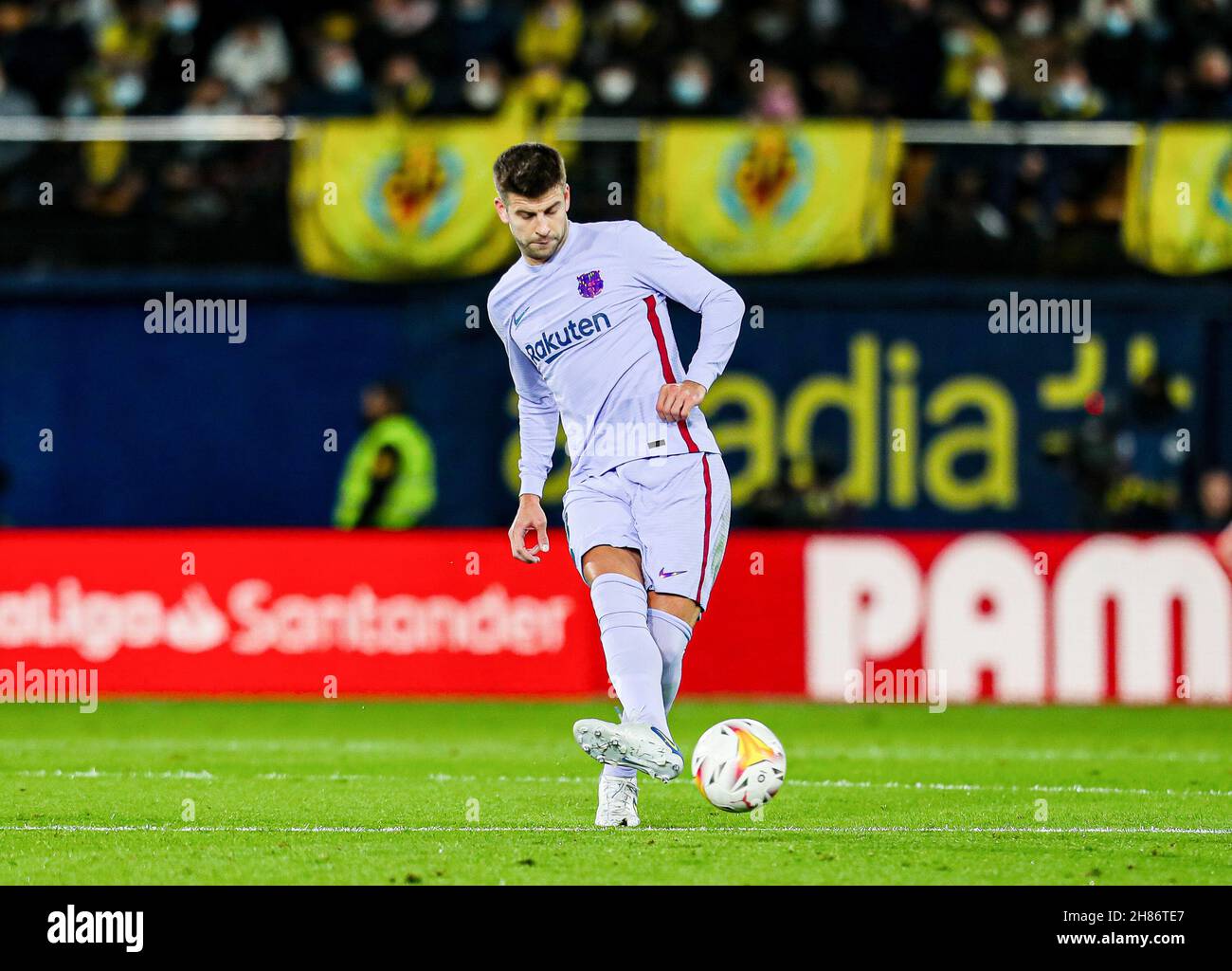 Gerard Pique del FC Barcellona durante il campionato spagnolo la Liga partita di calcio tra Villarreal CF e FC Barcellona il 27 novembre 2021 allo stadio Ceramica di Valencia, Spagna - Foto: Ivan Terron/DPPI/LiveMedia Foto Stock