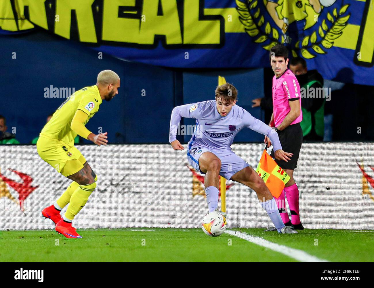 Pablo Martin 'Gavi' del FC Barcelona e Etienne Capoue di Villarreal durante il campionato spagnolo la Liga partita di calcio tra Villarreal CF e FC Barcelona il 27 novembre 2021 allo stadio Ceramica di Valencia, Spagna - Foto: Ivan Terron/DPPI/LiveMedia Foto Stock