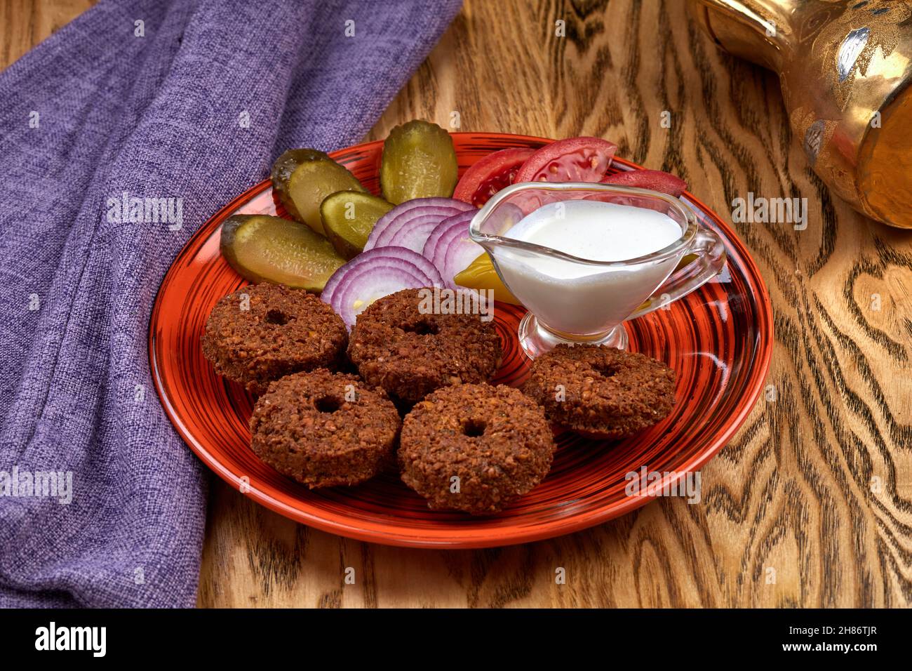 falafel con verdure e yogurt susa Foto Stock