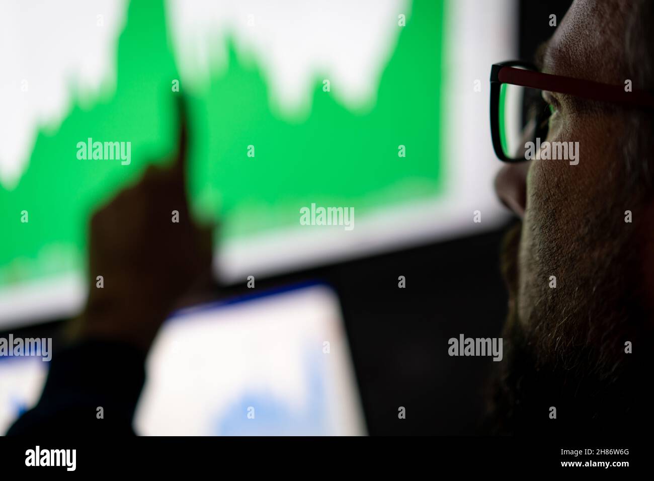 Crypto trader investitore analista guardando computer screen , pensando al mercato azionario online negoziazione rischi globali di investimento. Foto Stock