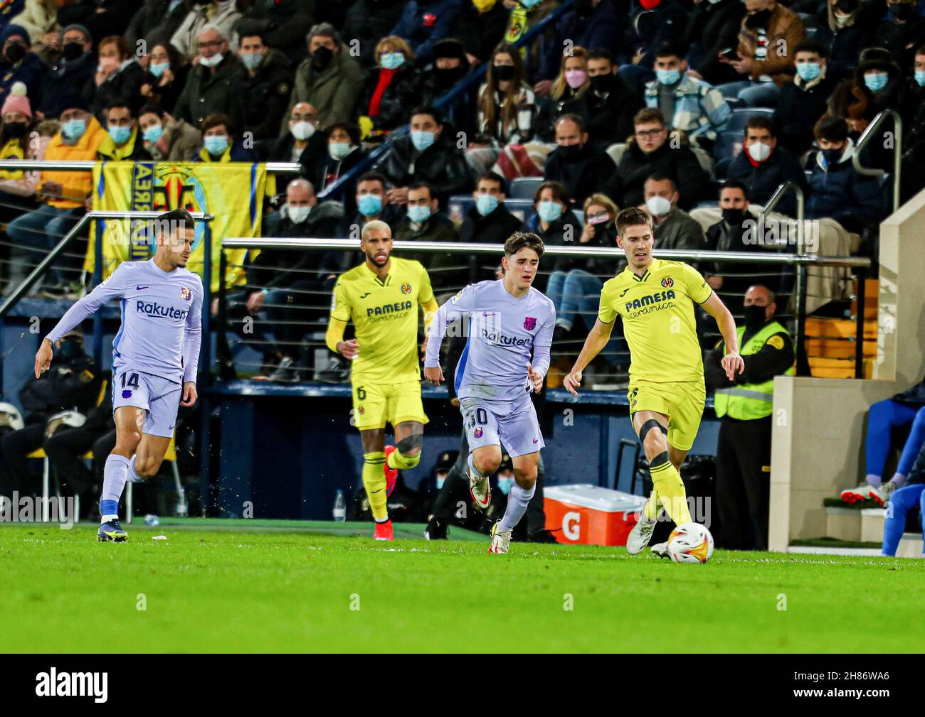 Pablo Martin 'Gavi' del FC Barcelona e Juan Foyth di Villarreal durante il campionato spagnolo la Liga partita di calcio tra Villarreal CF e FC Barcelona il 27 novembre 2021 allo Stadio Ceramica di Valencia, Spagna - Foto: Ivan Terron/DPPI/LiveMedia Foto Stock