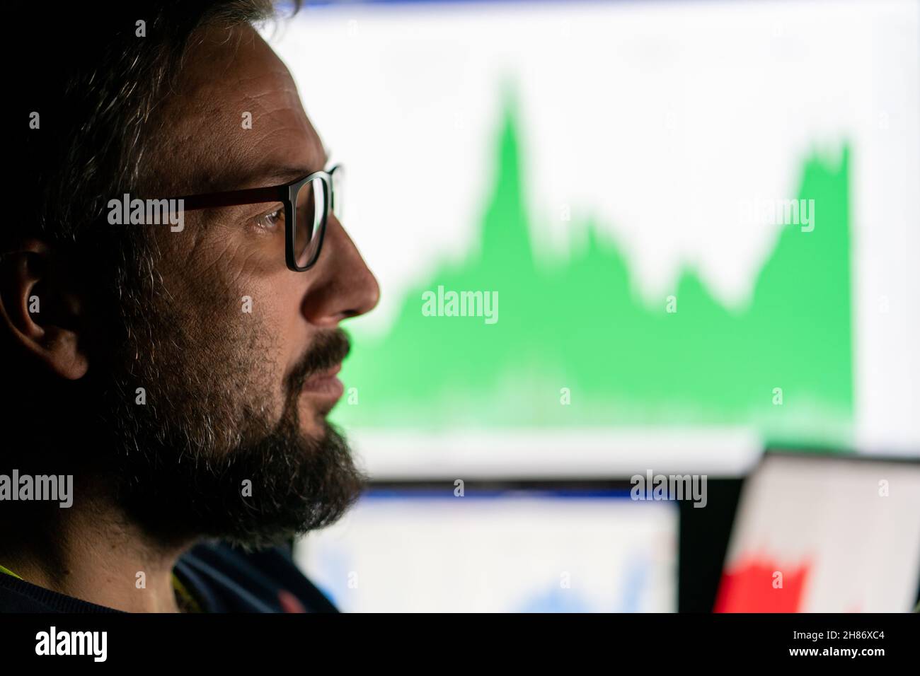 Crypto trader Investor Analyst guardando lo schermo del computer che analizza i dati del grafico finanziario sul monitor del pc, pensando alla borsa online . Foto Stock