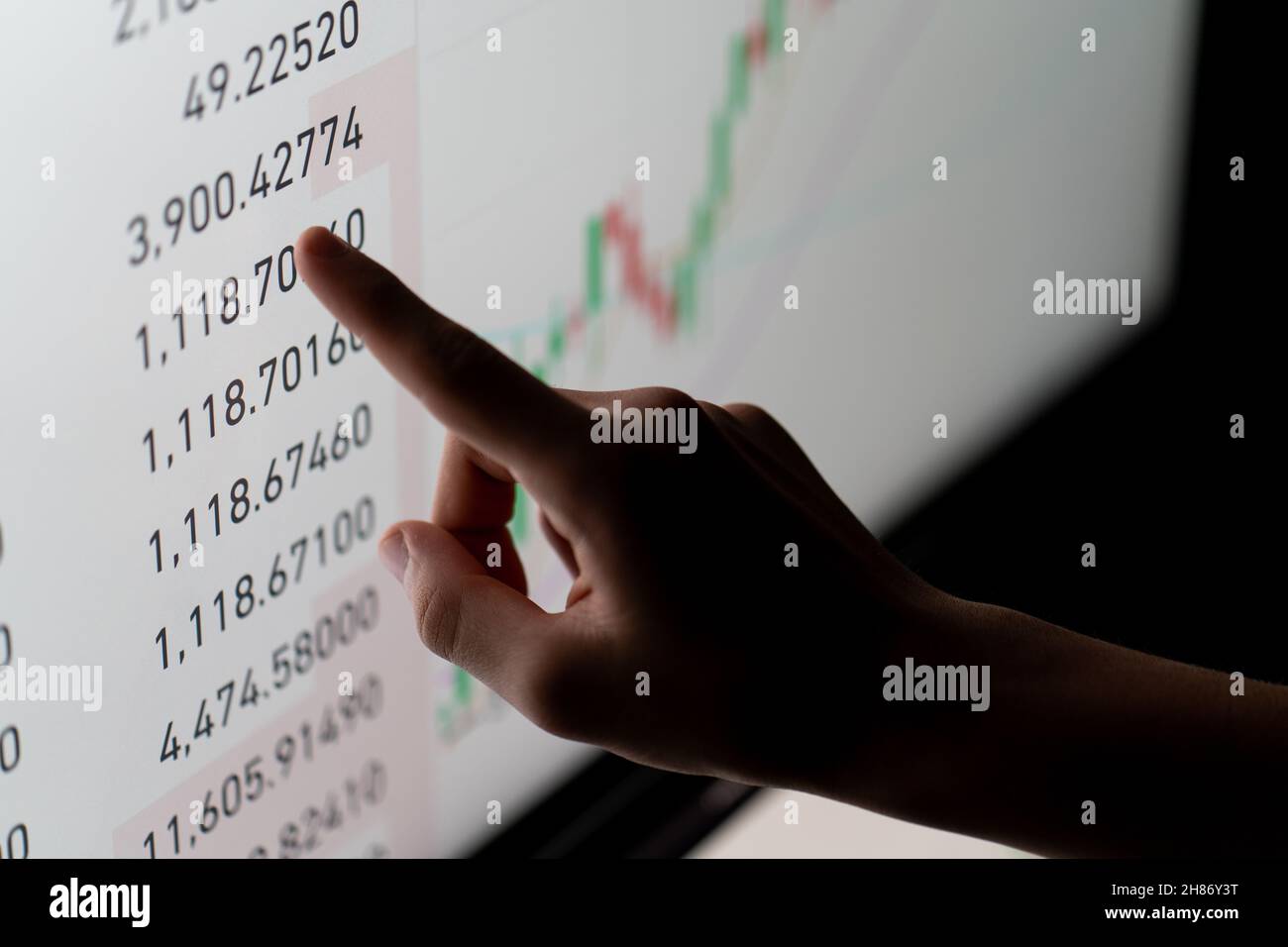 Crypto trader investitore analista guardando lo schermo del computer analisi dei dati del grafico finanziario su pc monitor, pensando al mercato delle borse online . Foto Stock