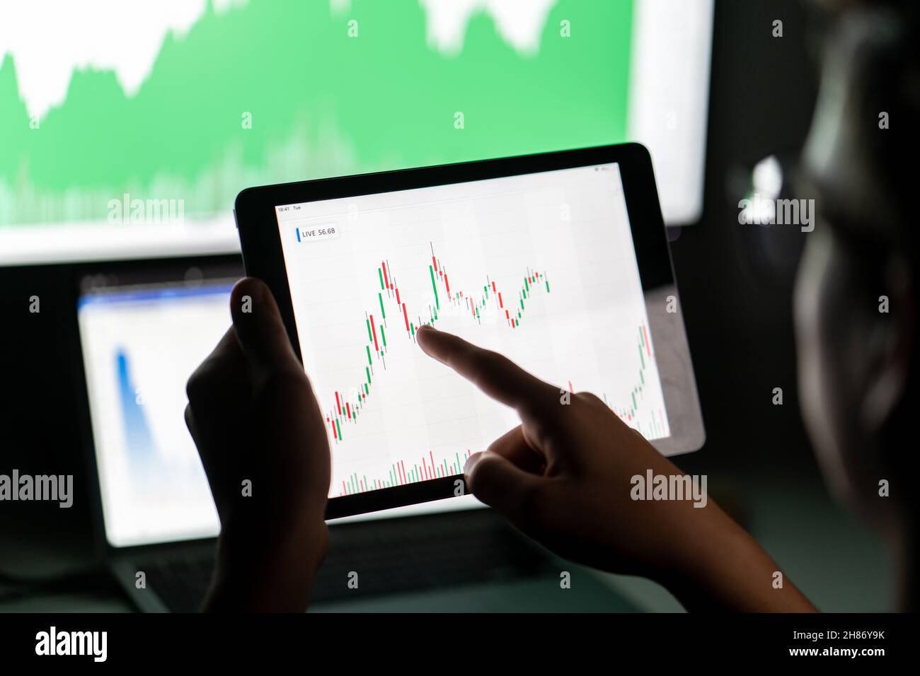 Crypto trader investitore analista guardando lo schermo del computer analisi dei dati del grafico finanziario su pc monitor, pensando al mercato delle borse online . Foto Stock