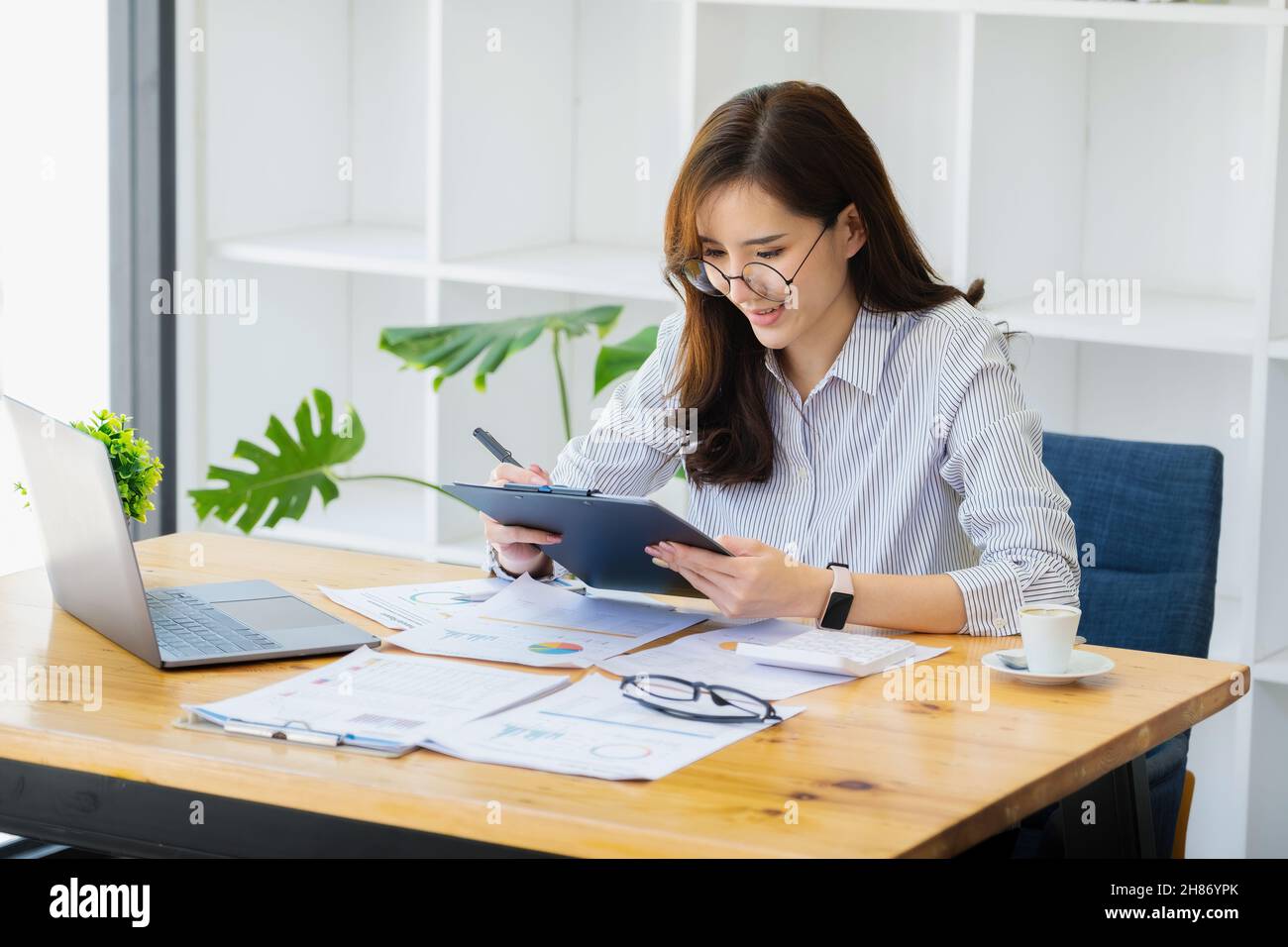 Lavoro da casa. Avviare un proprietario di piccola impresa utilizzando penne e documenti, il reddito aziendale personale e computer per lavorare. Foto Stock