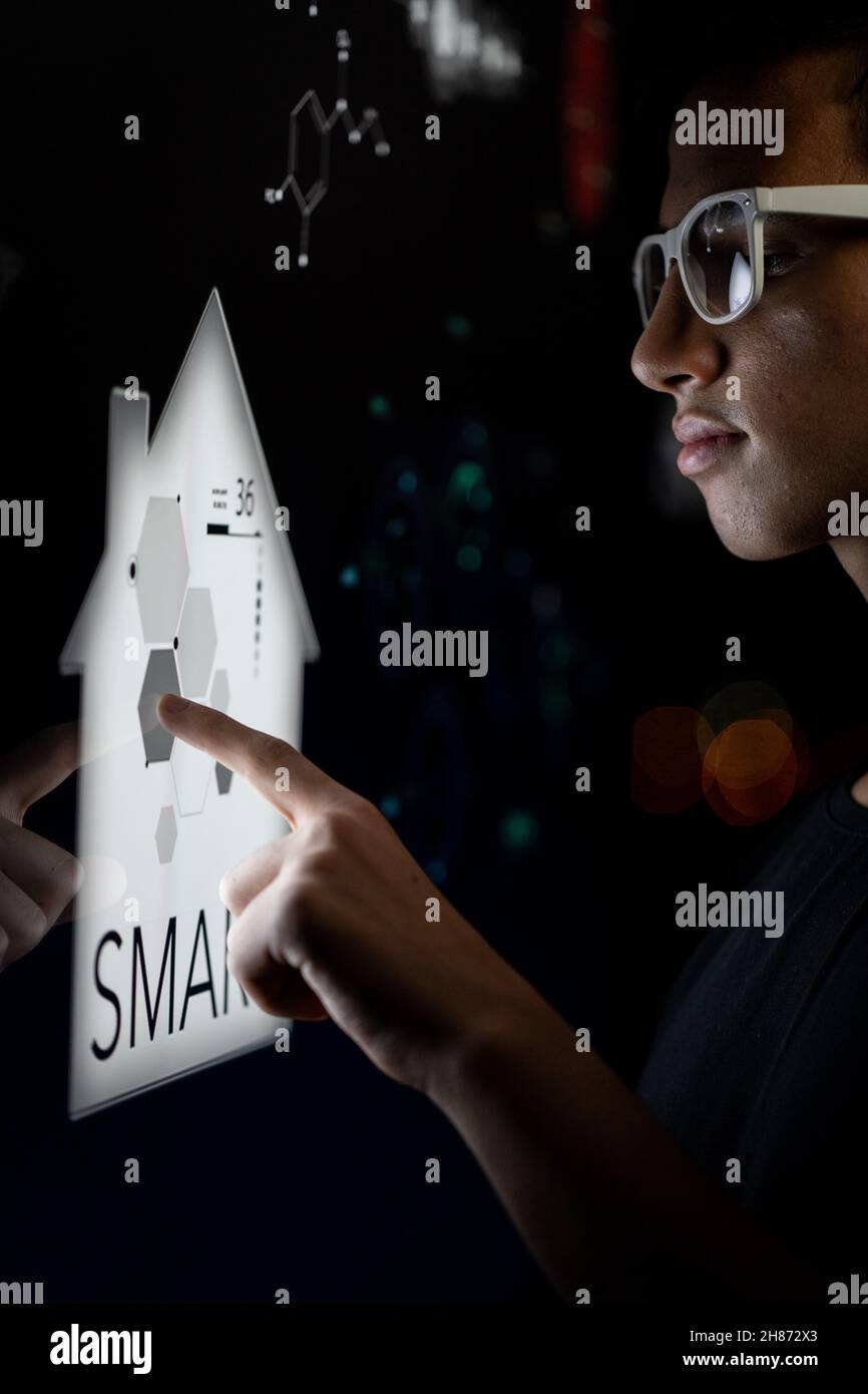 Primo piano della mano dell'uomo d'affari usando il grafico creativo di affari. Innovazione, finanza, commercio, futuro, ai e concetto tecnologico. Doppia esposizione. Foto Stock