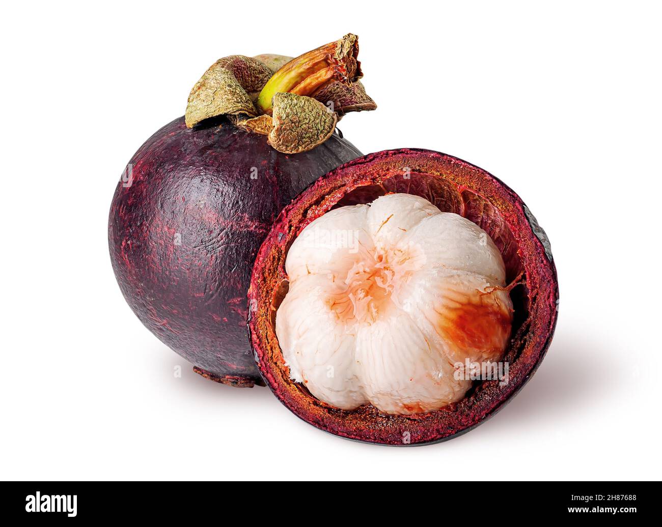 Mangostene intero e aperto isolato su sfondo bianco Foto Stock