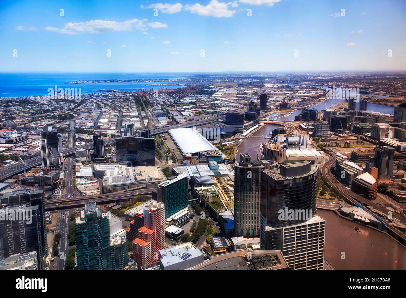 A sud del CBD di Melbourne, dall'elevazione dell'alta torre sulle rive di Yarra alla baia di Port Phillip e alle autostrade. Foto Stock