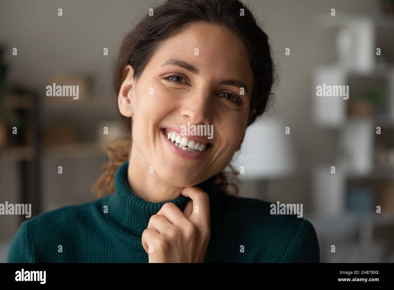 Attraente volto di bruna femminile latina sorridente e positiva Foto Stock