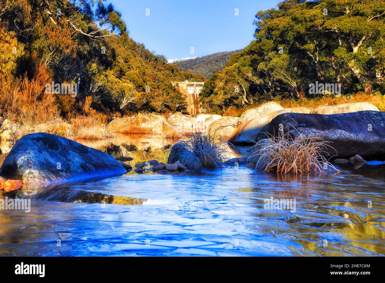 Copertura di ghiaccio sulle acque fisse del fiume Snowy nelle montagne Snowy dell'Australia nella stagione invernale sotto la diga di Guthega. Foto Stock