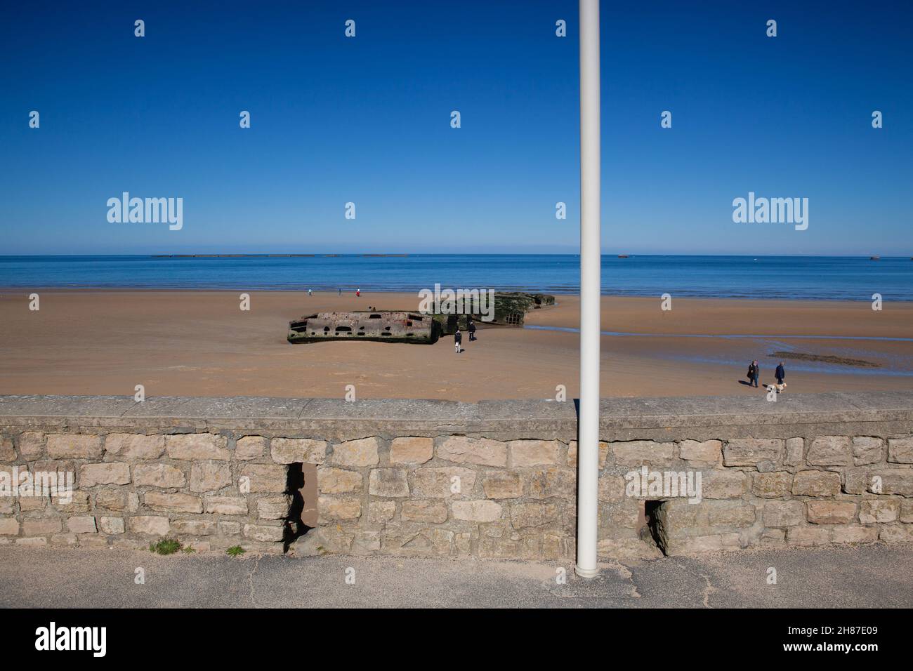 Arromanches-les-Bains, Gold Beach, resti del porto artificiale di sbarco, Mulberry Harbour, Normandia, Francia, Europa Foto Stock