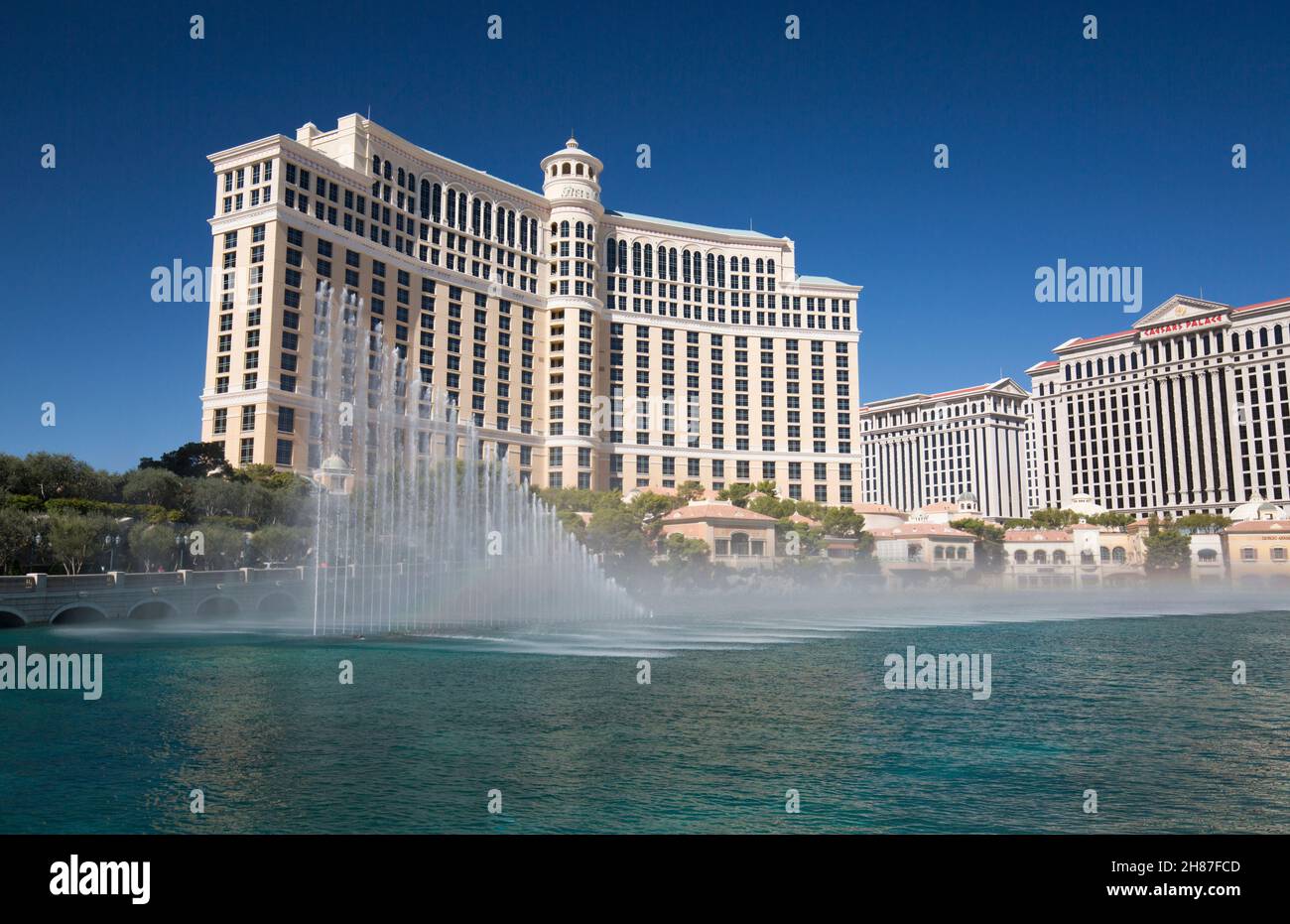 Las Vegas, Nevada, Stati Uniti. Vista sul lago fino al Bellagio Hotel and Casino, le fontane di Bellagio in primo piano. Foto Stock