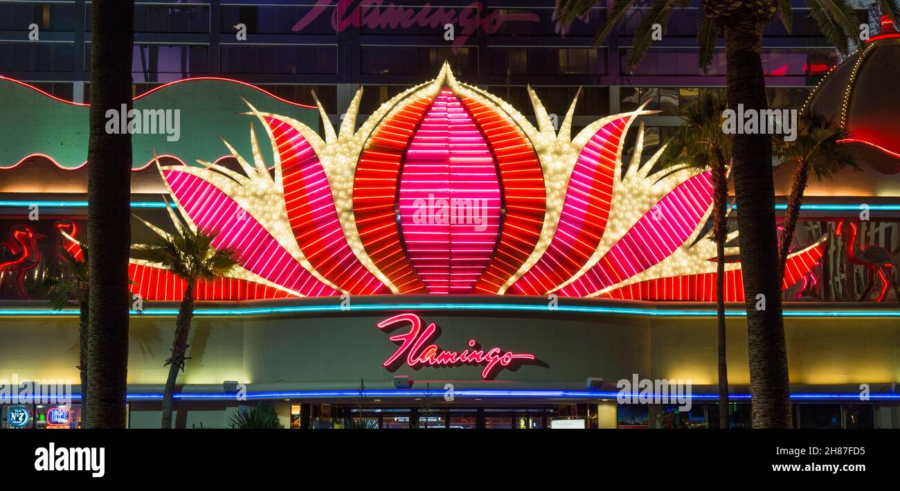 Las Vegas, Nevada, Stati Uniti. Vista panoramica di notte attraverso la Strip fino alla facciata illuminata del Flamingo Las Vegas Hotel and Casino. Foto Stock