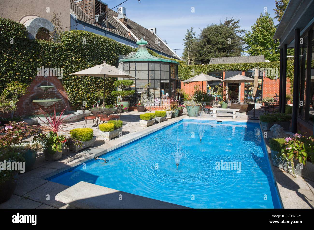 Carmel-by-the-Sea, California, USA. Piscina turchese nel Court of the Fountains, un'esclusiva area per lo shopping e i ristoranti del centro città all'uscita di Mission Street. Foto Stock