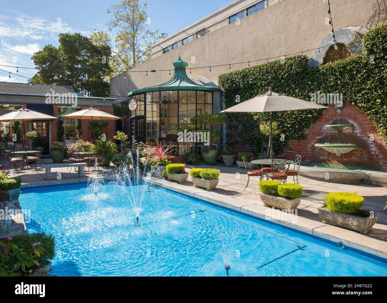 Carmel-by-the-Sea, California, USA. Piscina turchese nel Court of the Fountains, un'esclusiva area per lo shopping e i ristoranti del centro città all'uscita di Mission Street. Foto Stock