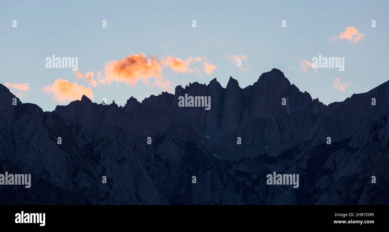 Alabama Hills National Scenic Area, Lone Pine, California, USA. Il profilo oscuro frastagliato del Monte Whitney al tramonto. Foto Stock