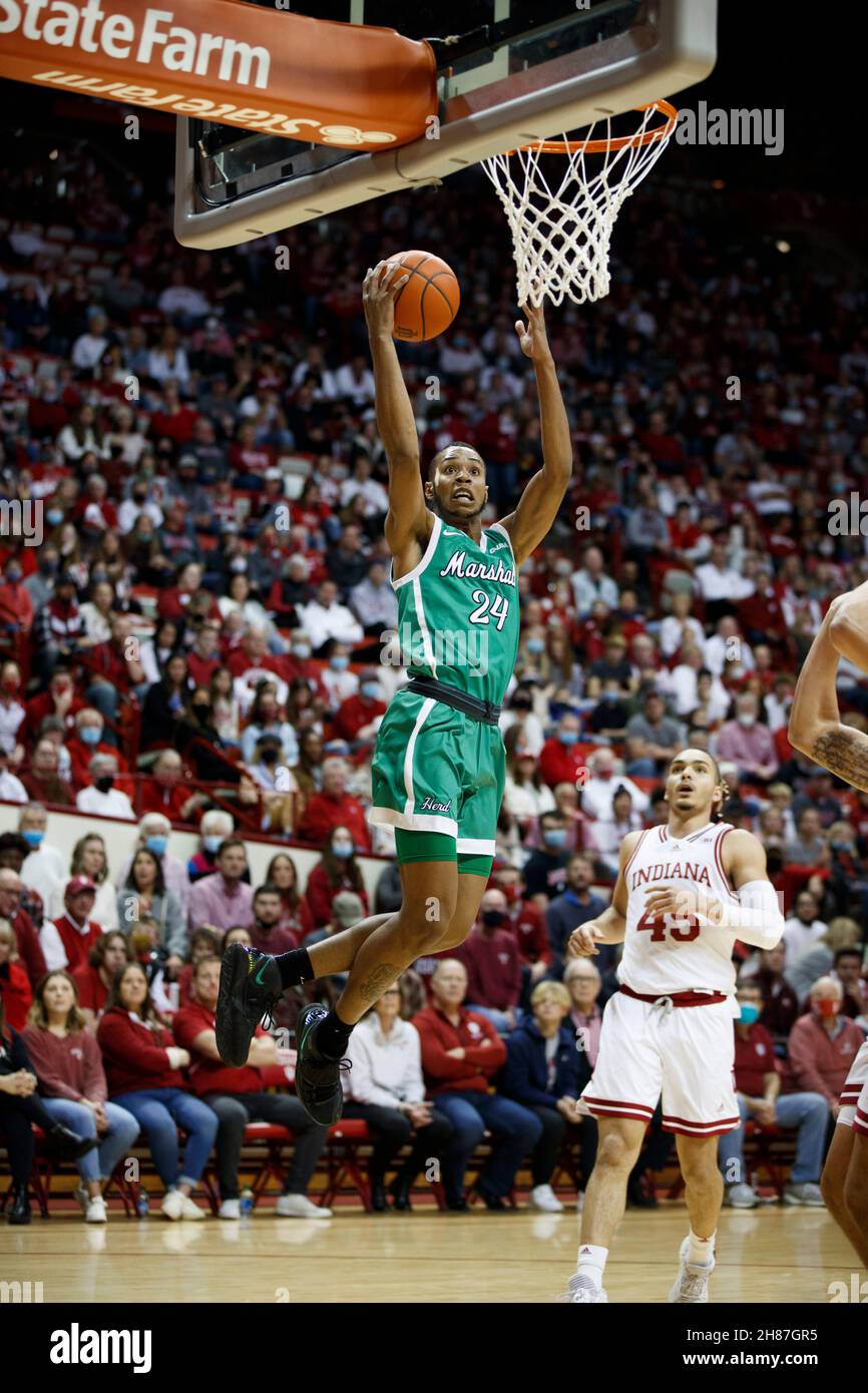 Bloomington, Stati Uniti. 27 novembre 2021. Marshall Thundering herd guard Taeion Kinsey (24) gioca contro l'Indiana Hoosiers Guard Parker Stewart (45) durante una partita di pallacanestro NCAA a Bloomington, Ind. IU Beat Marshall 90-79. Credit: SOPA Images Limited/Alamy Live News Foto Stock