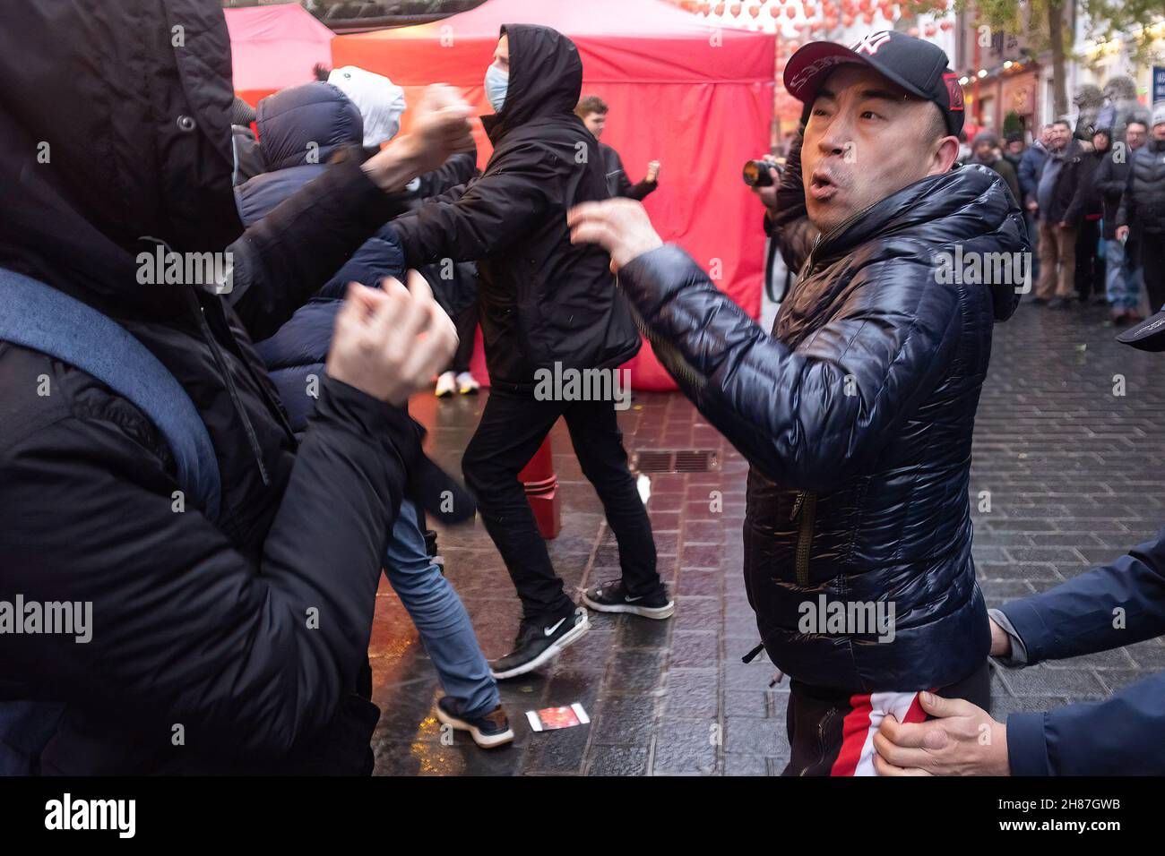 Londra, Regno Unito. 27 novembre 2021. Scuffa tra i partecipanti di Pro-Pechino e i manifestanti della democrazia di Hong Kong durante il rally.'odio anti-asiatico' raduno organizzato dai dimostranti di Pro-Pechino e 'pranzo con te' raduno organizzato dai dimostranti della democrazia di Hong Kong, separatamente riunirsi nello stesso punto a Chinatown a Londra. Mentre il gruppo pro-Pechino urlò contro l'odio antiasiatico, gli hongkongers tornarono con il partito comunista cinese (CCP) e il no al genocidio. Credit: SOPA Images Limited/Alamy Live News Foto Stock