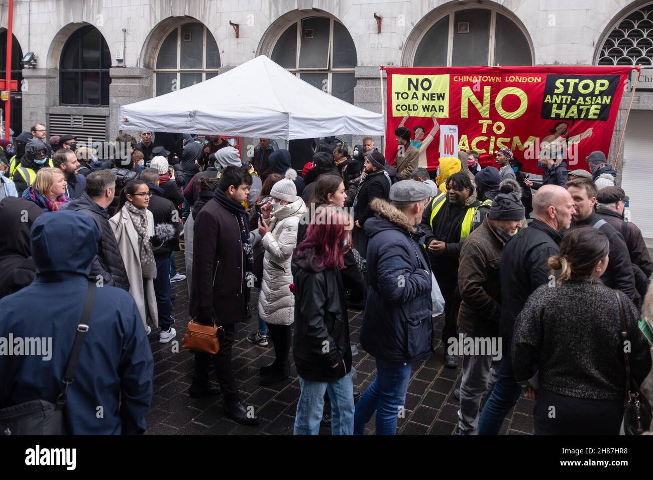 I manifestanti hanno visto radunarsi durante il rally.'Anti-Asian Hate' raduno organizzato dai dimostranti Pro-Beijing e 'pranzo con voi' raduno organizzato dai dimostranti della democrazia di Hong Kong, separatamente si riuniscono nello stesso punto a Chinatown a Londra. Mentre il gruppo pro-Pechino urlò contro l'odio antiasiatico, gli hongkongers tornarono con il partito comunista cinese (CCP) e il no al genocidio. (Foto di May James / SOPA Images/Sipa USA) Foto Stock