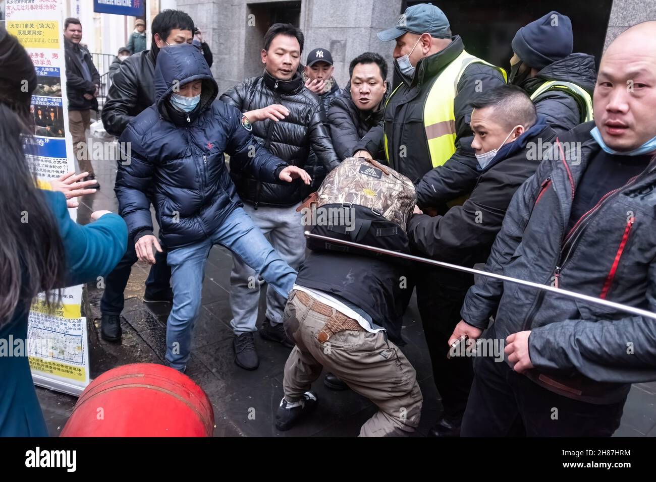 Scuffa tra i partecipanti di Pro-Pechino e i manifestanti della democrazia di Hong Kong durante il rally.'odio anti-asiatico' raduno organizzato dai dimostranti di Pro-Pechino e 'pranzo con te' raduno organizzato dai dimostranti della democrazia di Hong Kong, separatamente riunirsi nello stesso punto a Chinatown a Londra. Mentre il gruppo pro-Pechino urlò contro l'odio antiasiatico, gli hongkongers tornarono con il partito comunista cinese (CCP) e il no al genocidio. (Foto di May James / SOPA Images/Sipa USA) Foto Stock