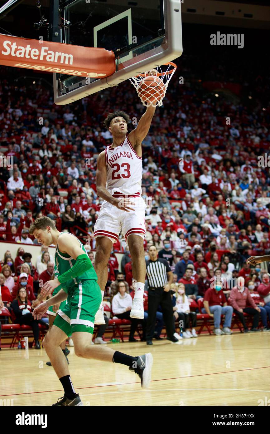 Bloomington, Stati Uniti. 27 novembre 2021. Indiana Hoosiers Forward Trayce Jackson-Davis (23) dunks contro Marshall durante una partita di pallacanestro NCAA a Bloomington, Ind. IU beat Marshall 90-79. (Foto di Jeremy Hogan/SOPA Images/Sipa USA) Credit: Sipa USA/Alamy Live News Foto Stock