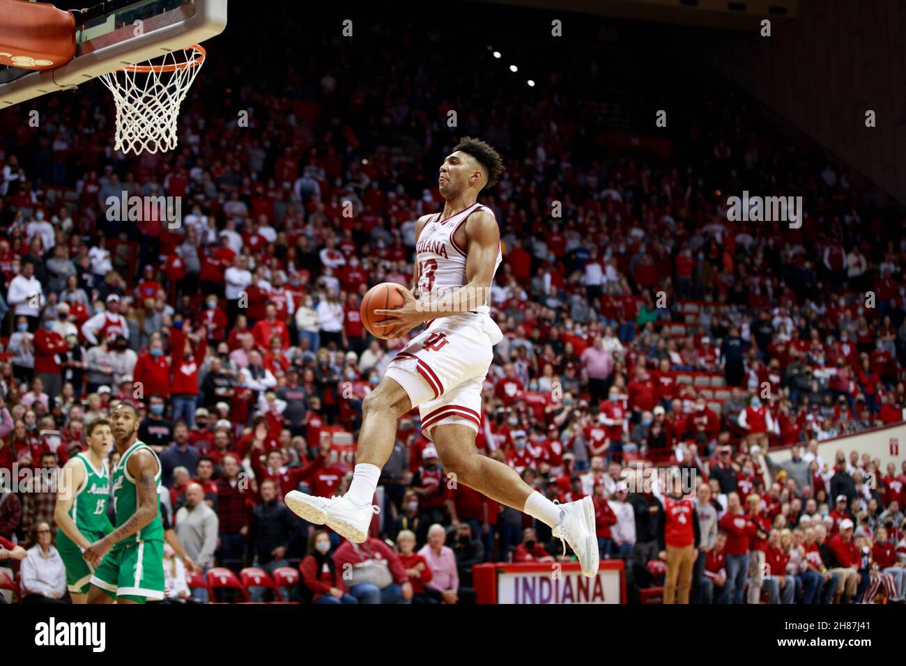 Bloomington, Stati Uniti. 27 novembre 2021. Indiana Hoosiers Forward Trayce Jackson-Davis (23) dunks durante una partita di pallacanestro NCAA contro Marshall in Bloomington, Ind. IU beat Marshall 90-79. (Foto di Jeremy Hogan/SOPA Images/Sipa USA) Credit: Sipa USA/Alamy Live News Foto Stock