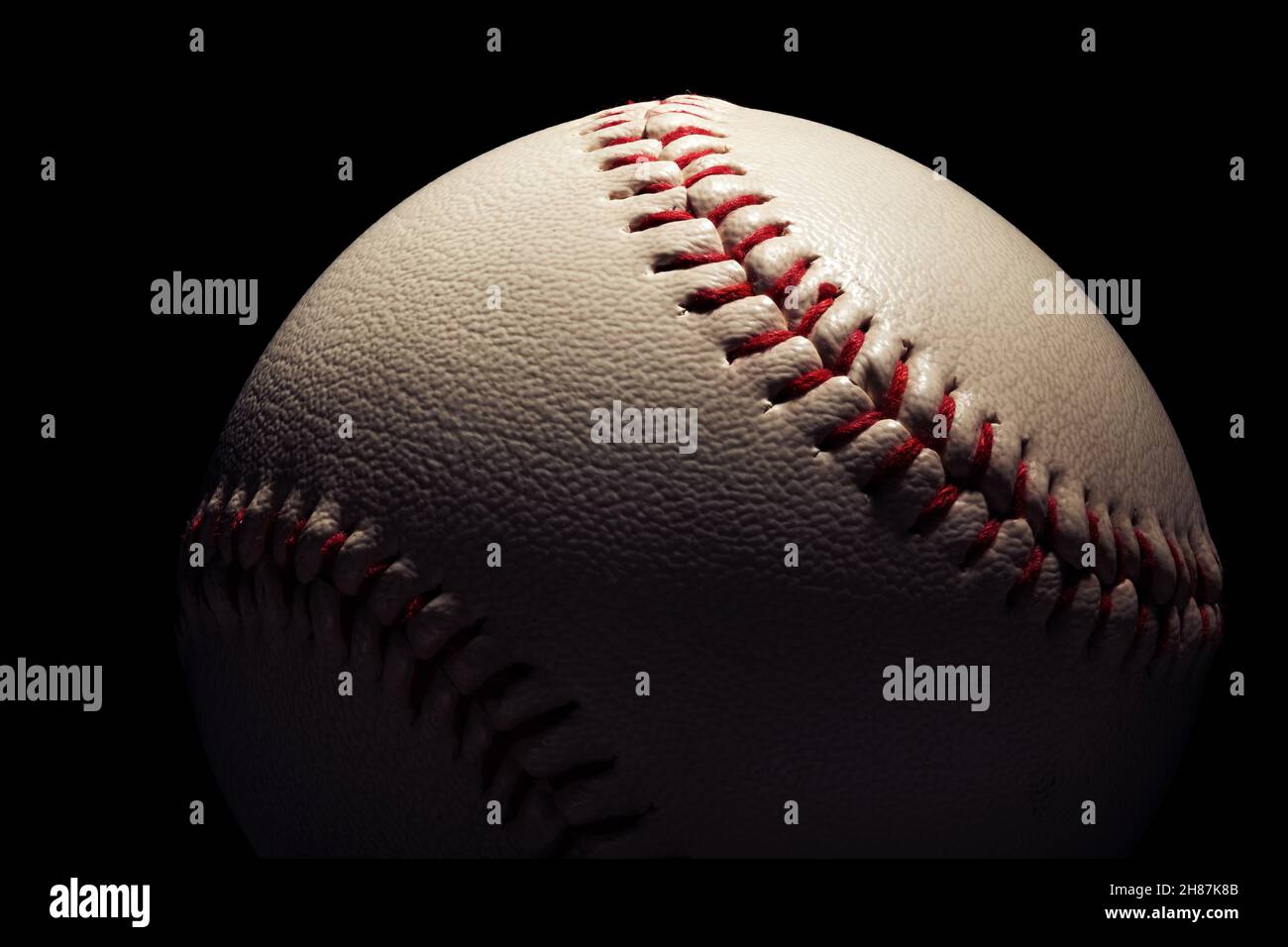 Macro close-up palla da baseball isolato su sfondo nero. Foto Stock