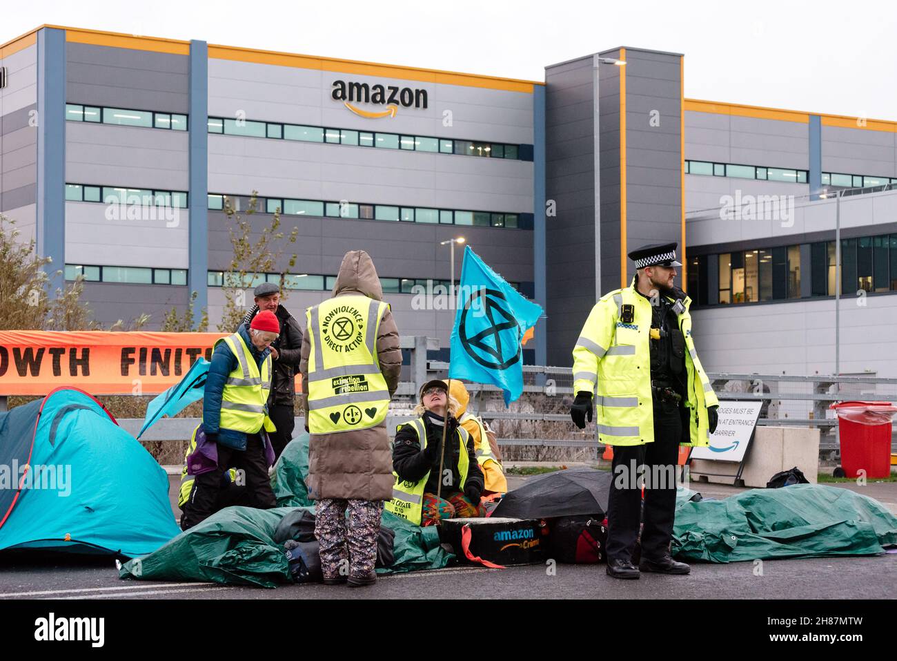 Londra, Regno Unito. 26 novembre 2021. La ribellione dell'estinzione ha bloccato il centro di adempimento Amazon a Tilbury Foto Stock