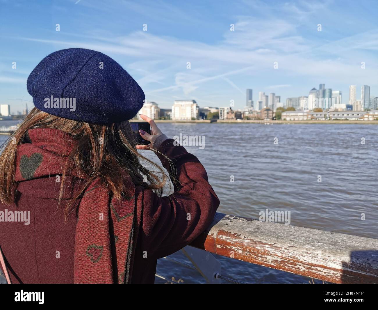 Giovane donna che fa una foto di Londra Foto Stock