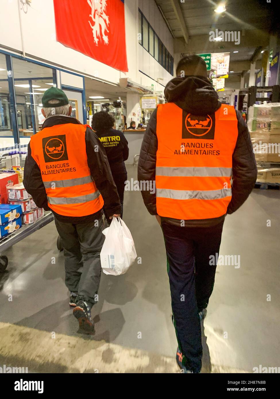 Secours Populaire partecipa a una raccolta di cibo organizzata da Food Bank, Vaulx-en-Velin, Francia Foto Stock