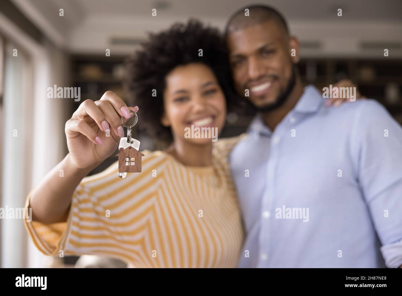 Happy Black millennial coppia che mostra le chiavi, sorridendo alla macchina fotografica Foto Stock