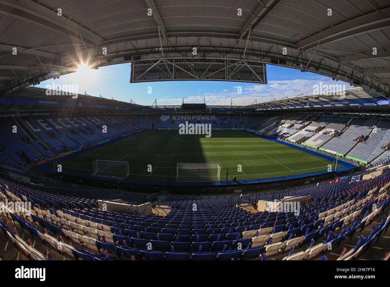 Il sole scoppia sul King Power Stadium prima di questa partita della Premier League del pomeriggio, Leicester City contro Watford Foto Stock