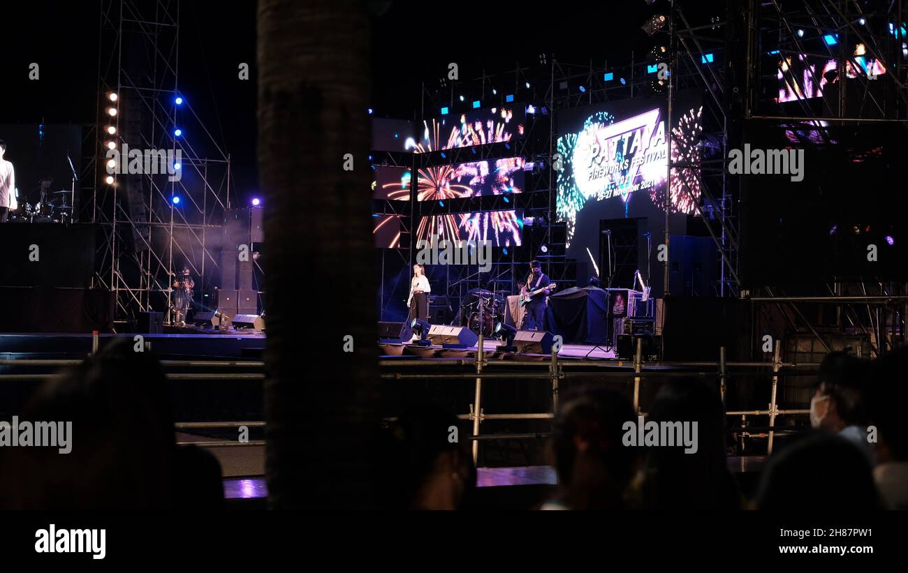 Palco musicale al Festival dei fuochi d'artificio di Pattaya 2021 il Venerdì 26 di Novembre 2021 su Beach Road Pattaya Thailandia Foto Stock