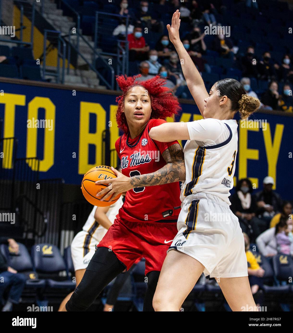 Novembre 27 2021 Berkeley CA, USA Ole Miss Forward Shakira Austin (0) guarda passare la palla durante la partita di pallacanestro delle donne NCAA tra i ribelli di Ole Miss e gli orsi dorati della California. OLE Miss ha vinto nel 64-45 all'Hass Pavilion Berkeley Calif. Thurman James/CSM Foto Stock