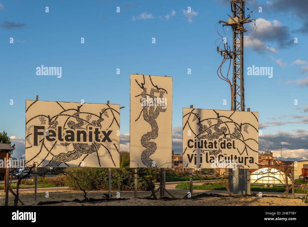 Felanitx, Spagna; novembre 26 2021: Manifesto di benvenuto della città di Mallorcan di Felanitx, terra del vino e della cultura, scritta in catalano, al tramonto Foto Stock