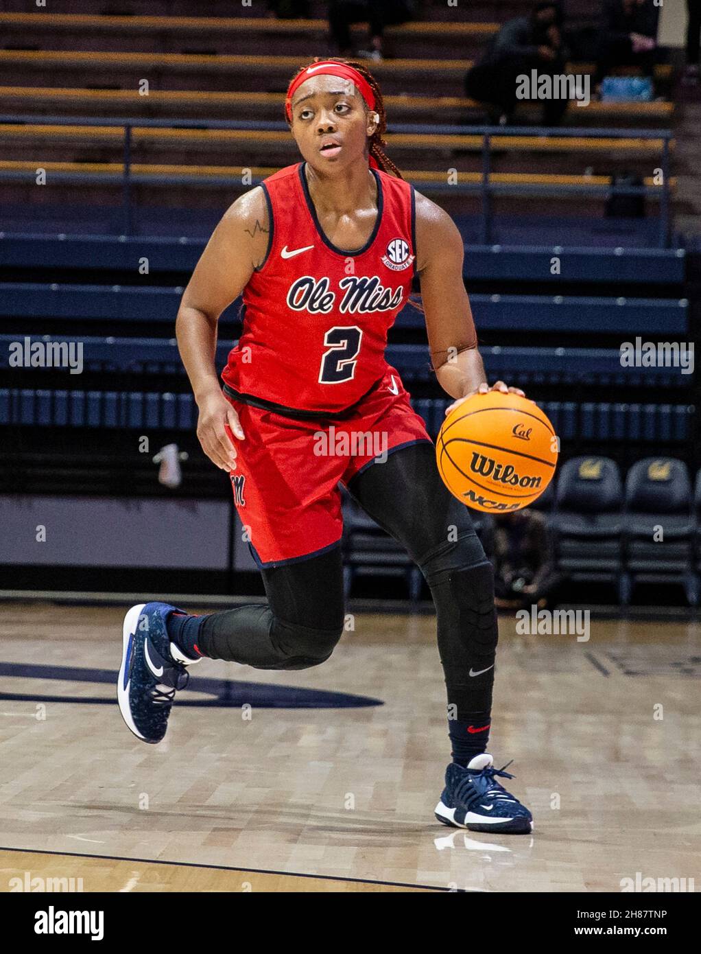 Hass Pavilion Berkeley Calif, USA. 27 novembre 2021. USA Ole Miss Guard Mimi Reid (2) porta la palla in campo durante la partita di pallacanestro femminile NCAA tra i ribelli di Ole Miss e gli orsi dorati della California. OLE Miss ha vinto il 64-45 all'Hass Pavilion Berkeley Calif. Thurman James/CSM/Alamy Live News Foto Stock