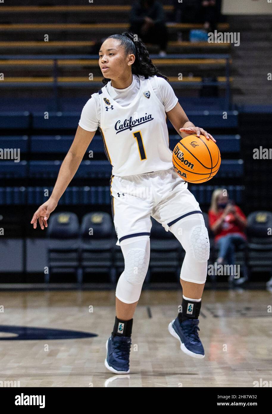 Hass Pavilion Berkeley Calif, USA. 27 novembre 2021. La guardia della California degli Stati Uniti Leilani McIntosh (1) stabilisce il gioco durante la partita di pallacanestro femminile di NCAA tra i ribelli di Ole Miss e gli orsi dorati della California. OLE Miss ha vinto il 64-45 all'Hass Pavilion Berkeley Calif. Thurman James/CSM/Alamy Live News Foto Stock