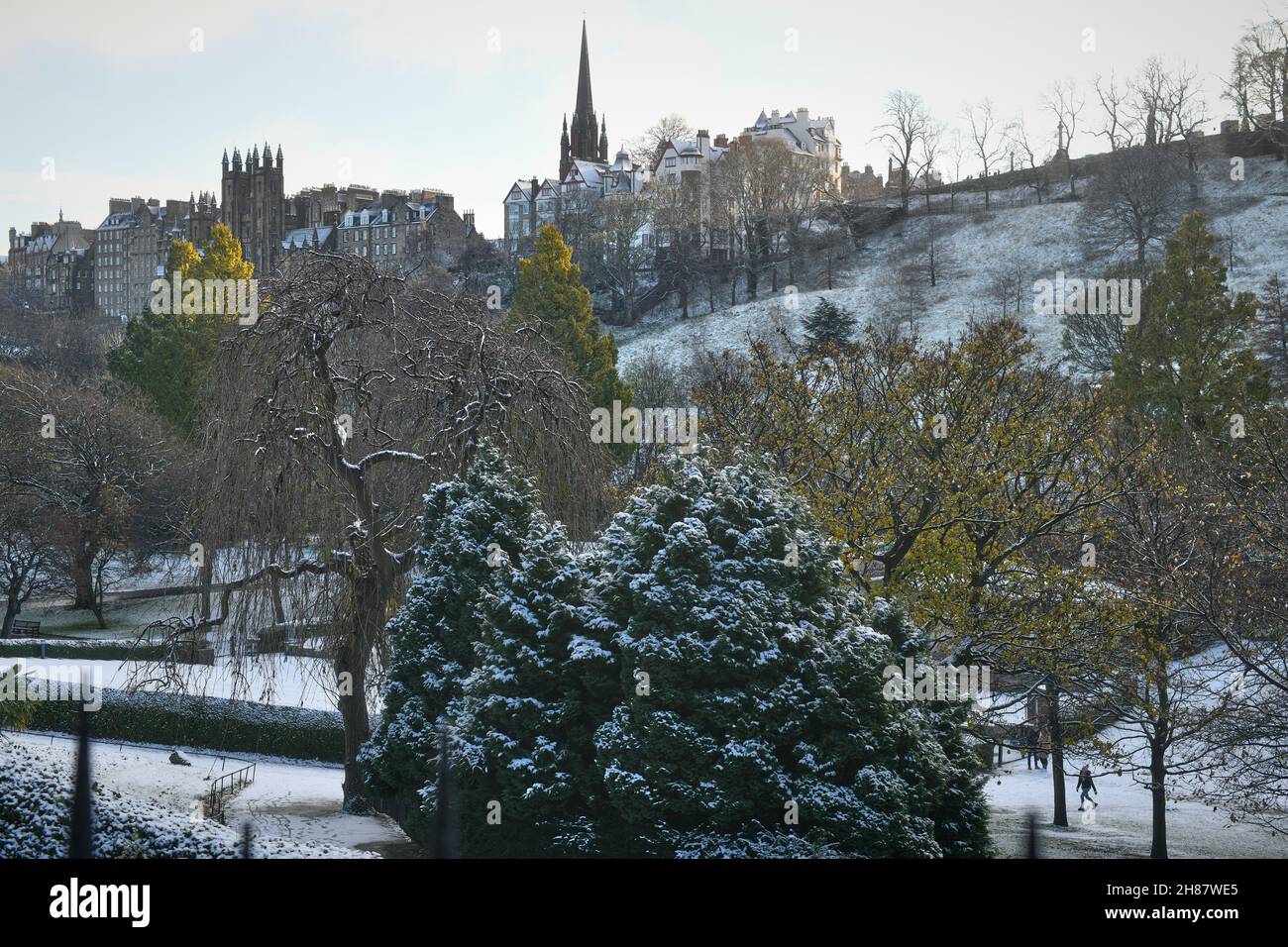 Edimburgo, Scozia, Regno Unito. 28 novembre 2021. Edimburgo Scozia, Regno Unito novembre 28 2021. METEO: Regno Unito, Princes Street Gardens dopo una spolverata di neve d'inverno copre la città. Credit: SST/Alamy Live News Foto Stock