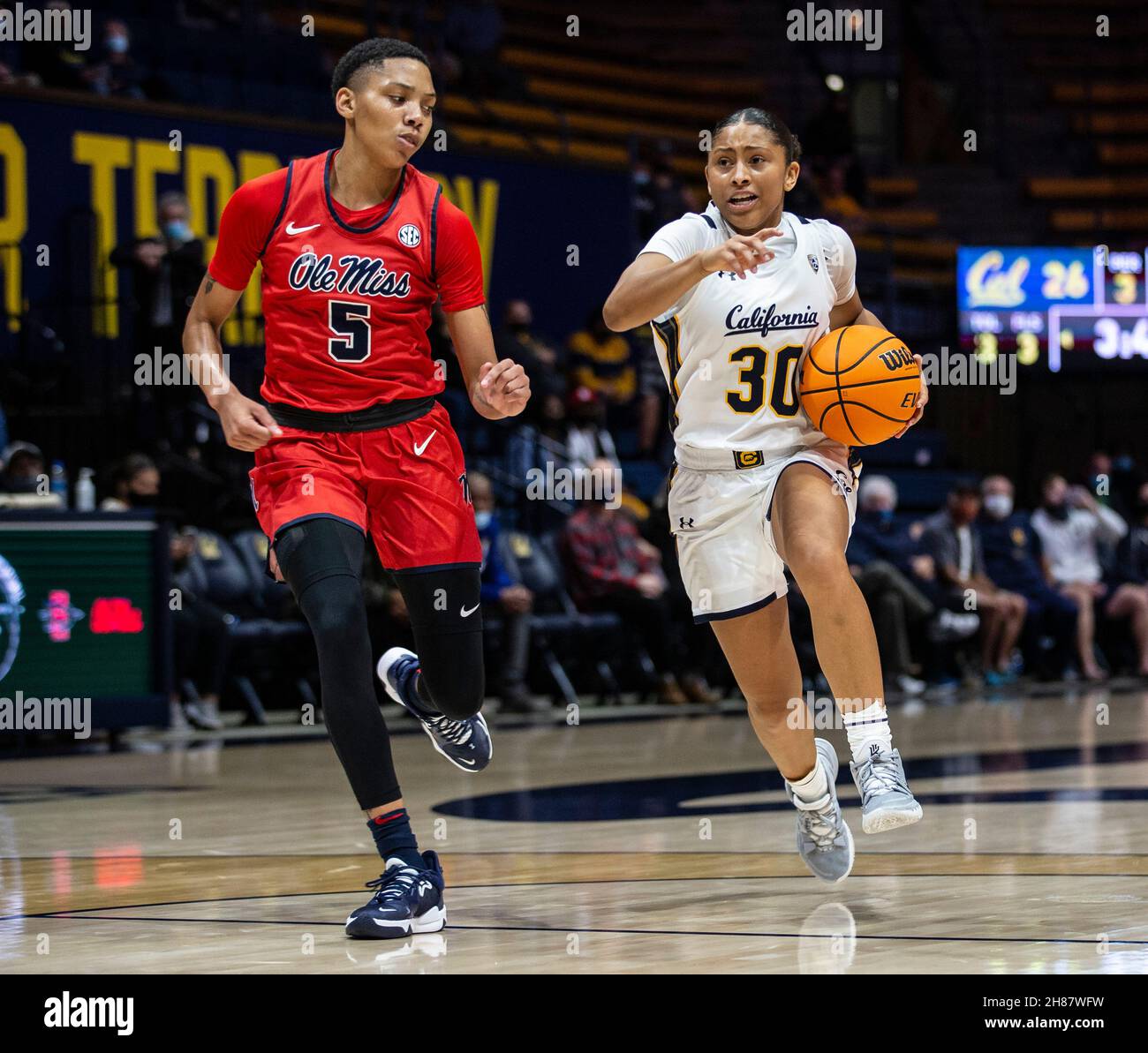 Hass Pavilion Berkeley Calif, USA. 27 novembre 2021. La guardia californiana degli Stati Uniti Jayda Curry (30) va al cestino durante la partita di pallacanestro delle donne di NCAA fra i ribelli di Ole Miss e gli orsi dorati della California. OLE Miss ha vinto il 64-45 all'Hass Pavilion Berkeley Calif. Thurman James/CSM/Alamy Live News Foto Stock