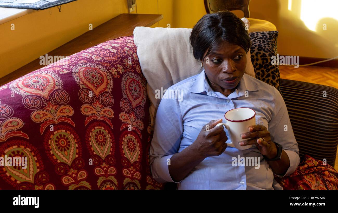 Donna africana di bere il caffè Foto Stock