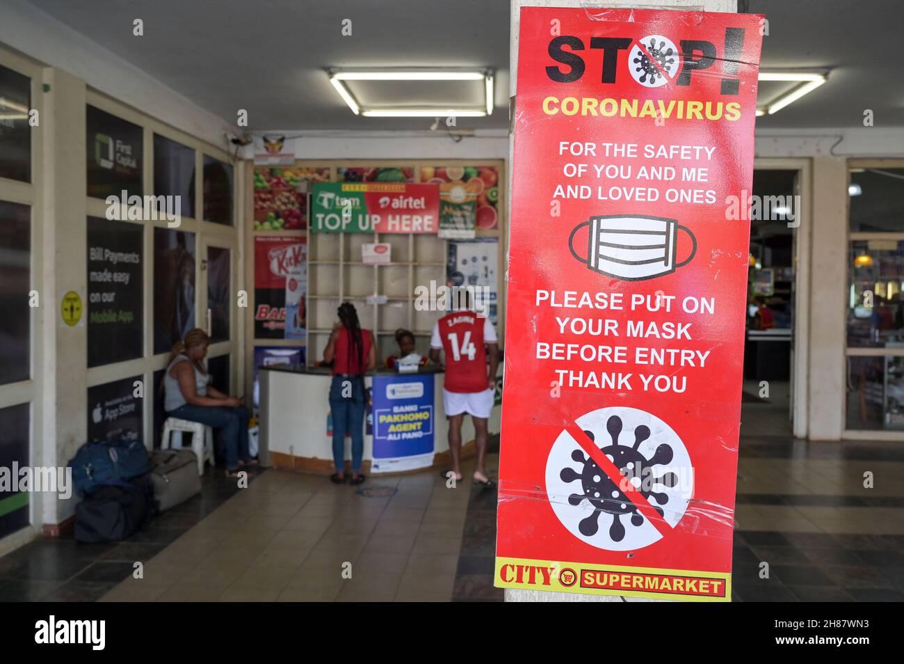 MALAWI, Lilongwe, Corona Pandemic, supermercato con cartello per indossare maschera / MALAWI, Lilongwe, Corona Pandemie, Supermarkt mit Hinweisschild Maske zu tragen Foto Stock
