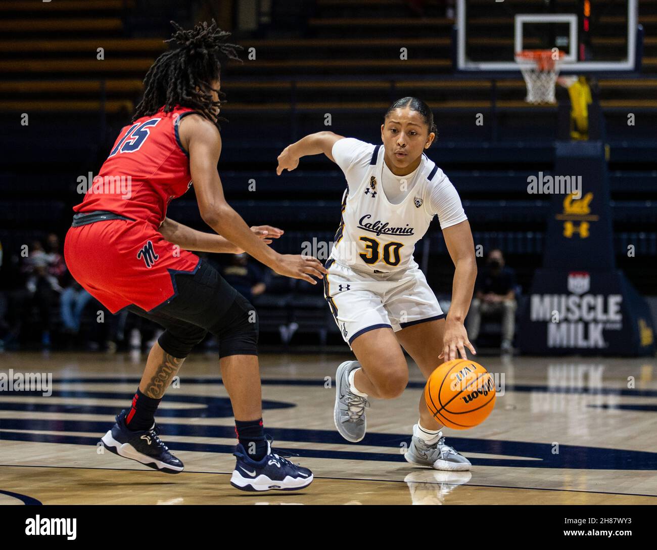 Novembre 27 2021 Berkeley CA, USA la guardia californiana Jayda Curry (30) va in cerchio durante la partita di pallacanestro femminile di NCAA tra i ribelli di Ole Miss e gli orsi dorati della California. OLE Miss ha vinto nel 64-45 all'Hass Pavilion Berkeley Calif. Thurman James/CSM Foto Stock